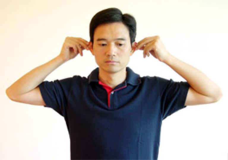 健腦運動第五式 – 翻揉耳廓（搓耳朵）
