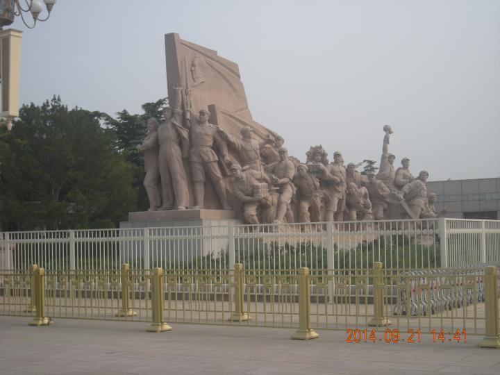 巨型中国人民戰斗英雄雕塑氣势磅礴...