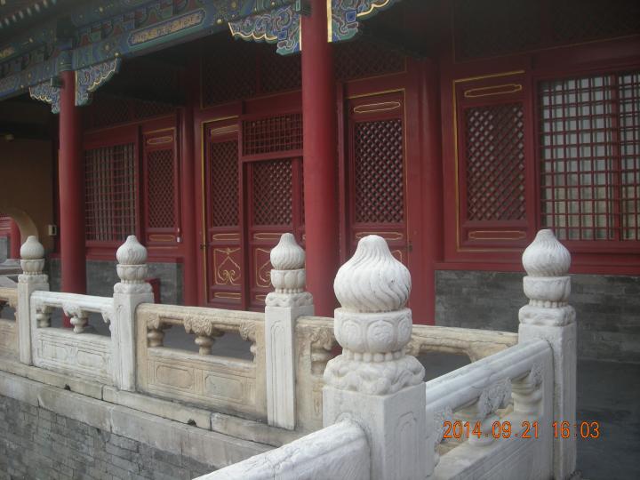 北京故宫迴廊白石圍栏好不清雅...