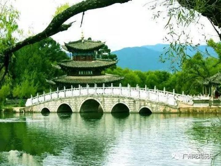 廣州流花湖公園,又叫荔灣湖公園
它是一個大型人工湖,風景秀麗樹
木環抱,並有餐廳茶室,是退休長者
休閒好去處。...