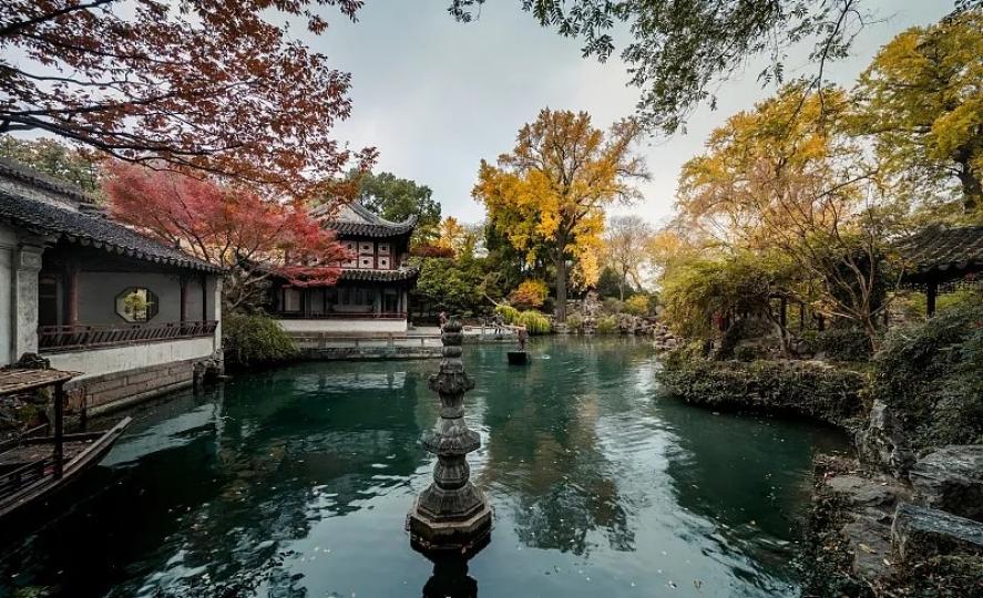 留園,曾叫"東園""寒碧山
莊"系中國四大名園,建於
明朝萬曆年間,位於江蘇
省蘇州市,屬大型古典園
林,建築風格集山.水.石
亭.廊.堂房融合一體。於
1997手例入世界遺產名
錄及國家5星級景區。...