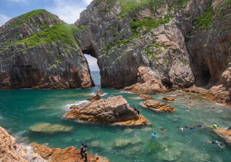 【火石洲奇觀】
西貢火石洲是甕缸群島中最大的島嶼，也是香港地質公園的一部分，網羅不少地質景觀，如六角形岩柱、海蝕洞、海蝕平台等等。
昔日火石洲附近的海面是英軍靶場，不予開放，約1985年起，英軍停用火...