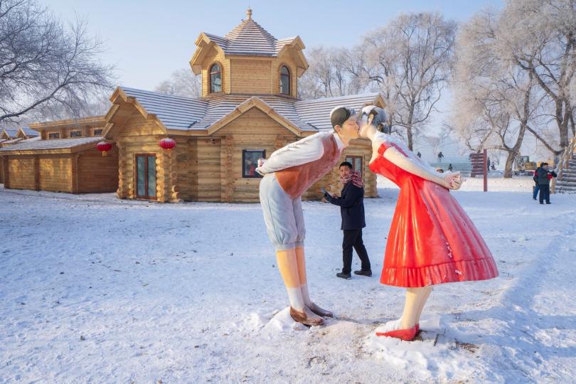 冰天雪地中，連人偶也有浪漫故事發生！惹來路過的單身人士側目羨慕。
余晴峰／攝...