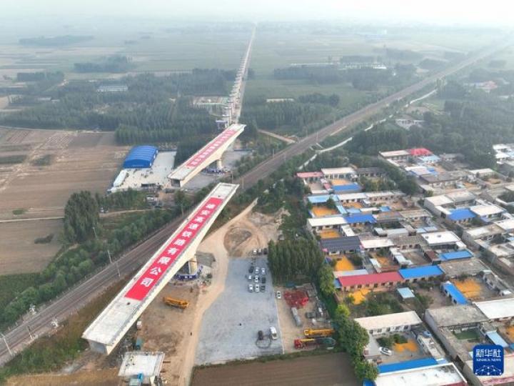 河北河間：雄商高鐵任丘特大橋完成轉體...
