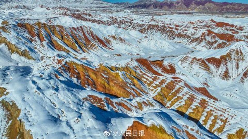 甘肅張掖，七彩丹霞景區降雪...
