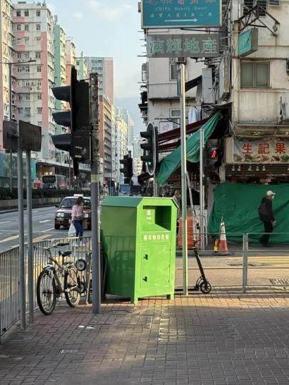 浙江街麥當勞門口多左個舊衣回收箱...