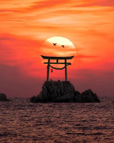 幽靜而獨特的海上鳥居，奈多八幡宮在夕陽的照耀下，特別有種療癒的感覺...