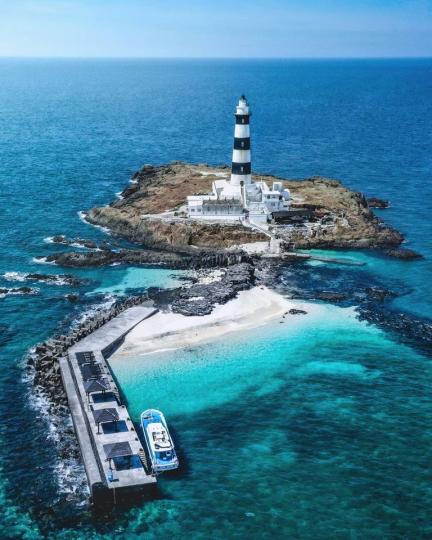佇立在湛藍海中、與世隔絕的無人小島...