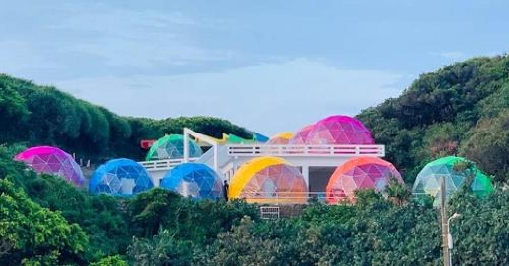 色彩繽紛的帳篷～好像一顆顆彩色的泡泡...