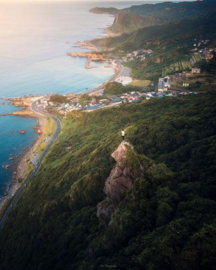 秘境勇士岩上的險峻卻唯美的空拍景象...