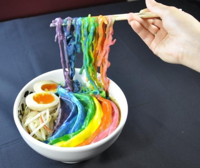 日本老牌拉麵連鎖店「どさん子」曾推出「歡樂彩虹拉麵...