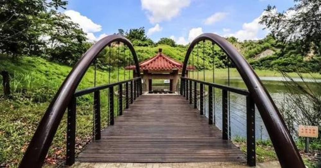 涼亭彷彿沉在湖中心.......