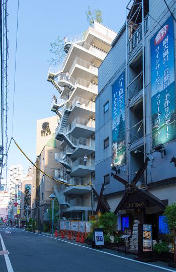奇特建築故意把樓梯蓋外面...
