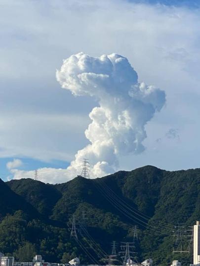 天空的遠方出現了一隻暴龍雲...
