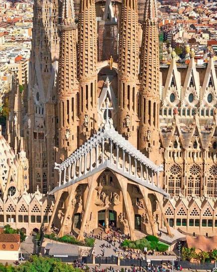 西班牙建築大師高第巨作「聖家堂」...
