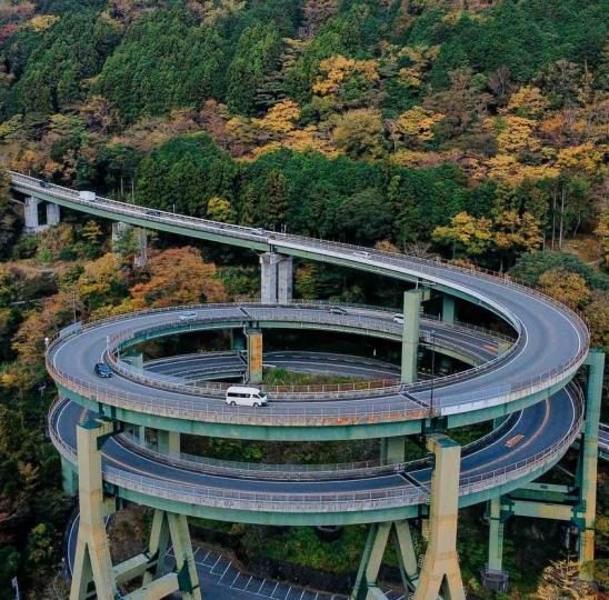 20層樓高「螺旋狀美麗公路」超壯觀...