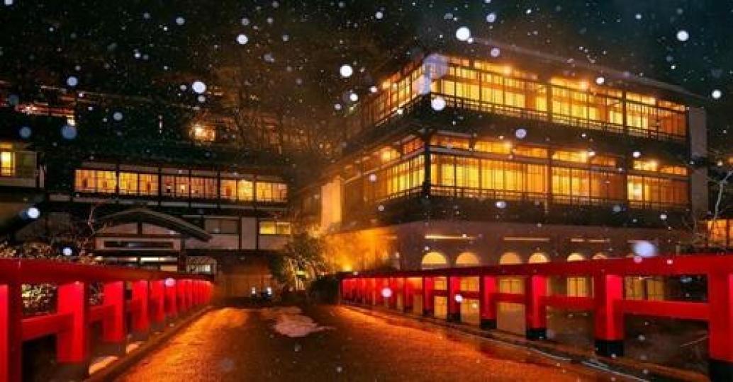 上山拍照感覺被監視，下秒鏡頭中「和雪豹對到眼」...