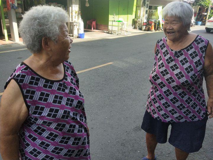 阿嬤問路「意外撞見自己分身」孫女笑翻拍照...