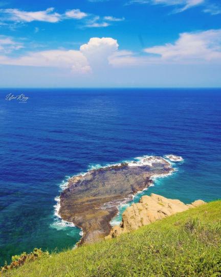 湛藍海面上出現海蝕小台灣...