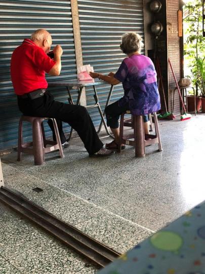 阿公在吃飯「阿嬤早摺好衛生紙在等」感動上千人...