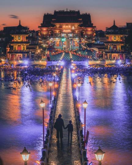 廟宇眾多達20多座的蓮池潭畔...