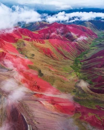 位於5000公尺安地斯山脈之上的「秘魯彩虹山」...