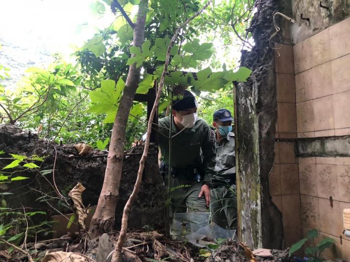 【 慎防盜賊 • 齊心打擊爆竊案 】
由於長假期將至，低密度住宅發生爆竊案的風險將會上升。
今日（10月23日），警方新界北總區及香港仔分區人員加強巡邏，出動軍裝、便裝及警犬隊於所屬地區的鄉郊地區進行...