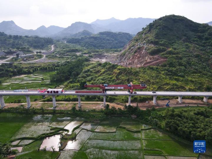 10月19日，在印度尼西亞雅萬高鐵德卡魯爾站至帕達拉郎站區段建設現場...