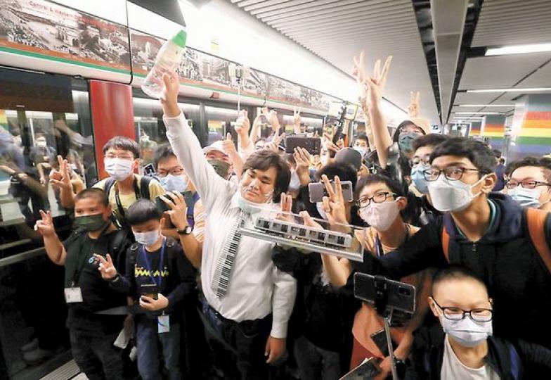 Q-Train開車啦！ 鐵路迷高歌「很興奮」...