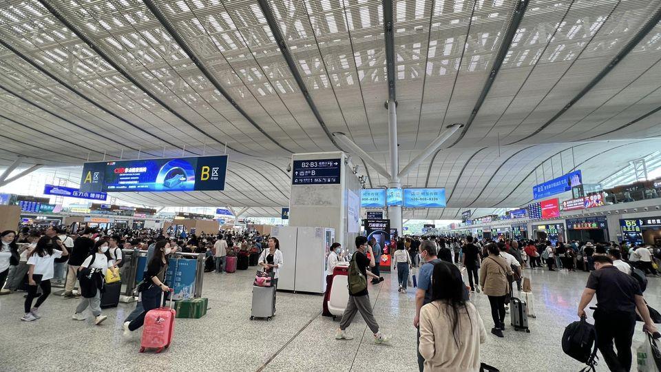 深圳北坐高鐵，喺福田口岸去十分方便，不用轉車，地鐵直到...