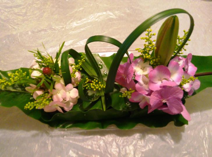 長組合餐桌花
花材：百合花、繡球花、黃櫻、雀巢芒、春蘭葉、紅木百合...