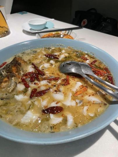 姚姚酸菜魚，味道一般，價錢平取勝...