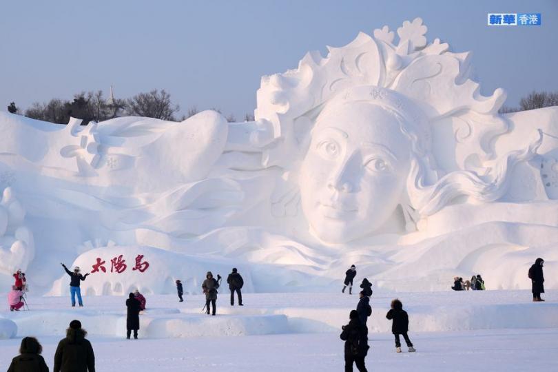 哈爾濱太陽島雪博會百米長巨型雪雕落成...