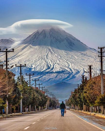 走在筆直道路上，遠看土耳其海拔高達3253公尺的哈桑山...