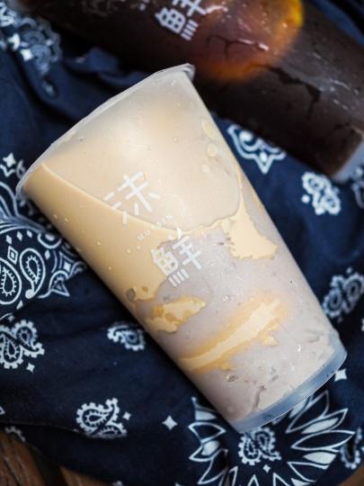 位於俾利喇街嘅「沫鮮 Mutsin」，可謂係呢期上位最快嘅新晉手搖茶飲店。開業一個月都未夠，就憑住手作嘅白玉豆腐奶茶同麻薯芋泥奶茶成為廢水狂迷嘅追棒對像...