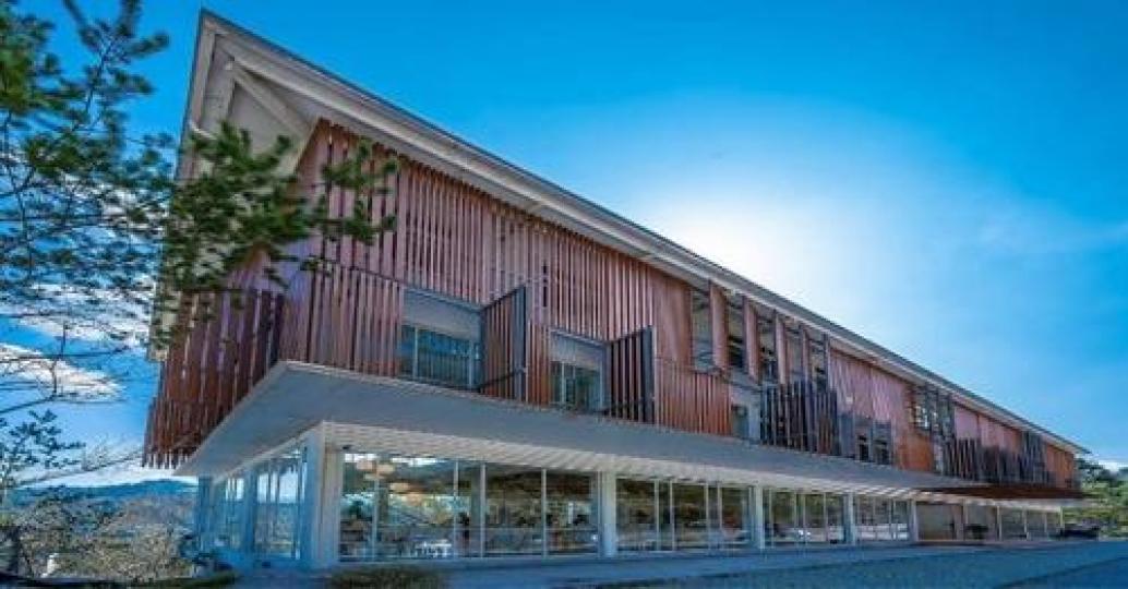 閃閃發光的玻璃樓梯書牆拍起來超浪漫...