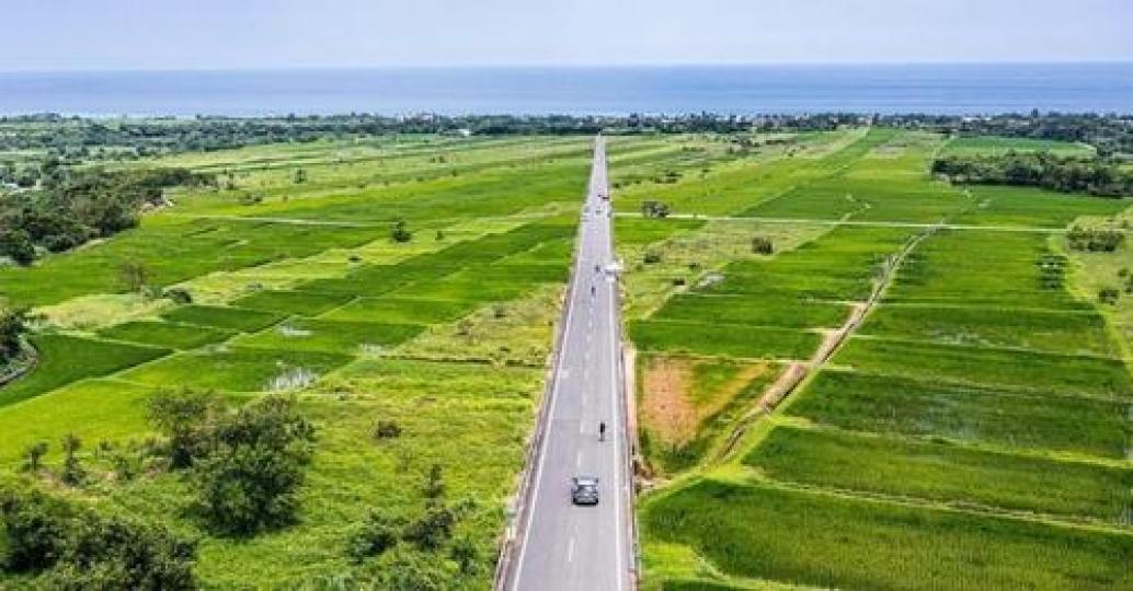 彷彿看不到盡頭的筆直公路...