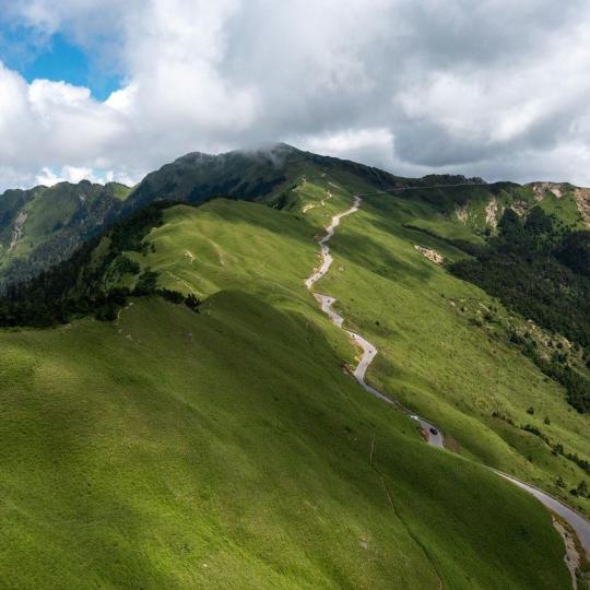 沿著起伏的山稜線漫步向前，探索高山獨有的浪漫旅程...