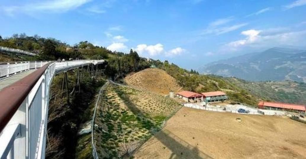 站在玻璃景觀台上眺望群山，是都市裡無法看到的美景...