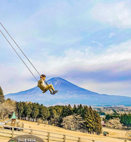 在富士山下的高空鞦韆...