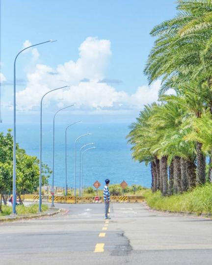 筆直的藍海公路彷彿沒有盡頭...