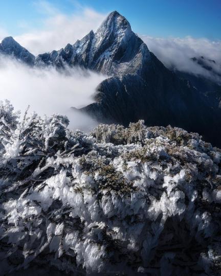 冬天冷到玉山主峰的雪也好厚...