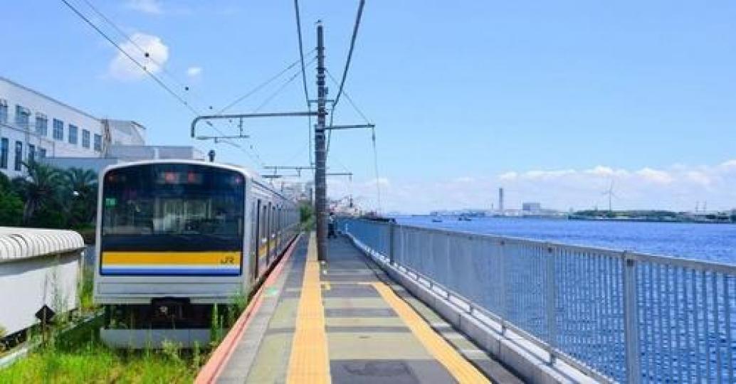 沒有屋頂和牆壁的海濱車站...