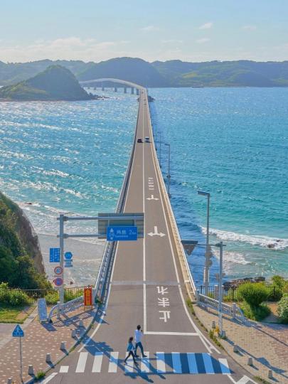 筆直公路延伸進湛藍海面...