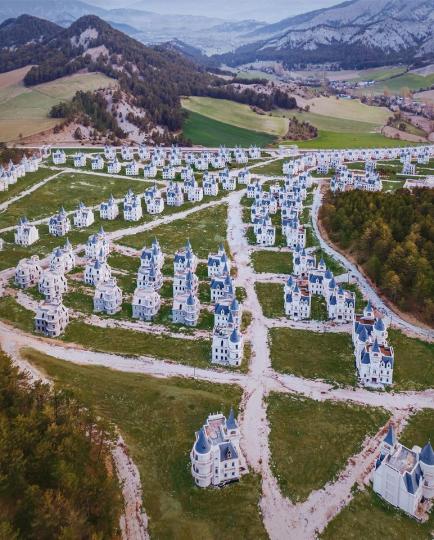 土耳其伯魯一處700座法式城堡住宅座落在群山...
