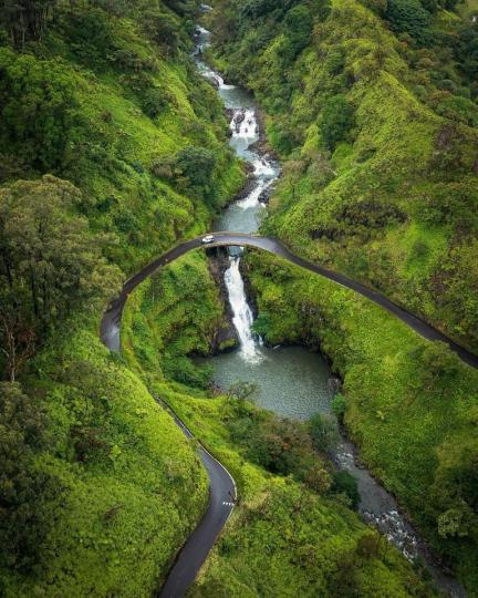 夏威夷毛伊島的公路穿梭在山谷中...