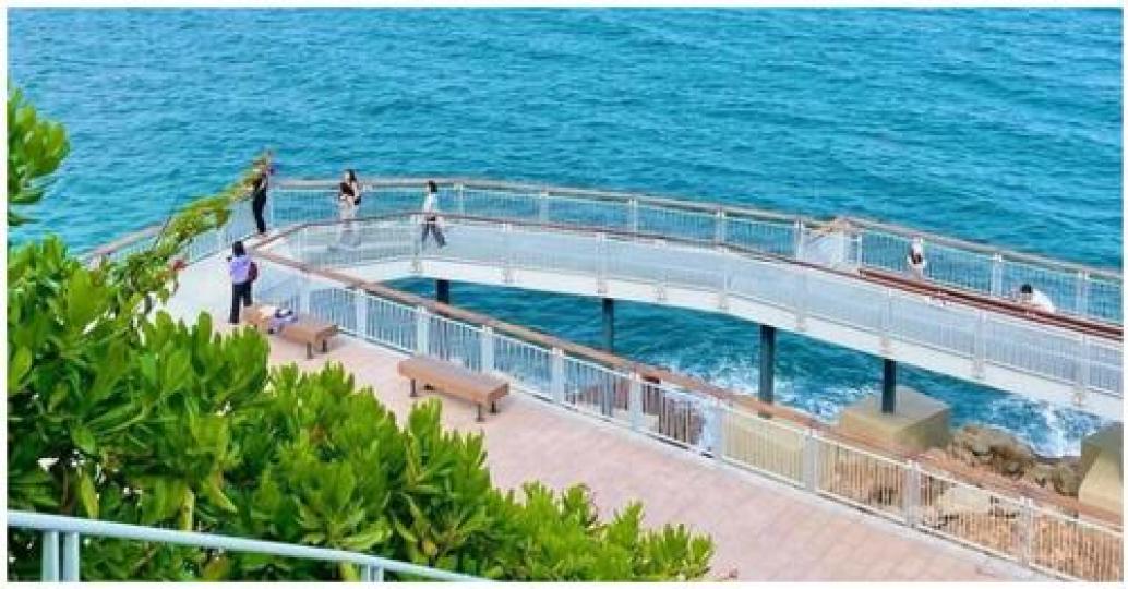 長長的海濱棧道～沿路的景色都好夢幻...