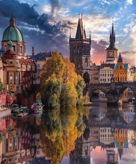 布拉格被譽為浪漫之城，捧著暖暖的熱紅酒
🍾沉浸在異國風景裡太幸福...