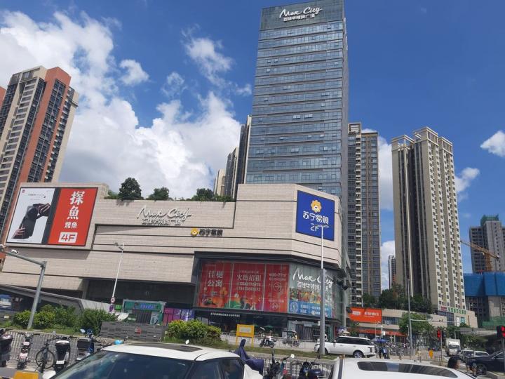 觀瀾站上面的大型商場，有齊食肆、商舖、超市。...