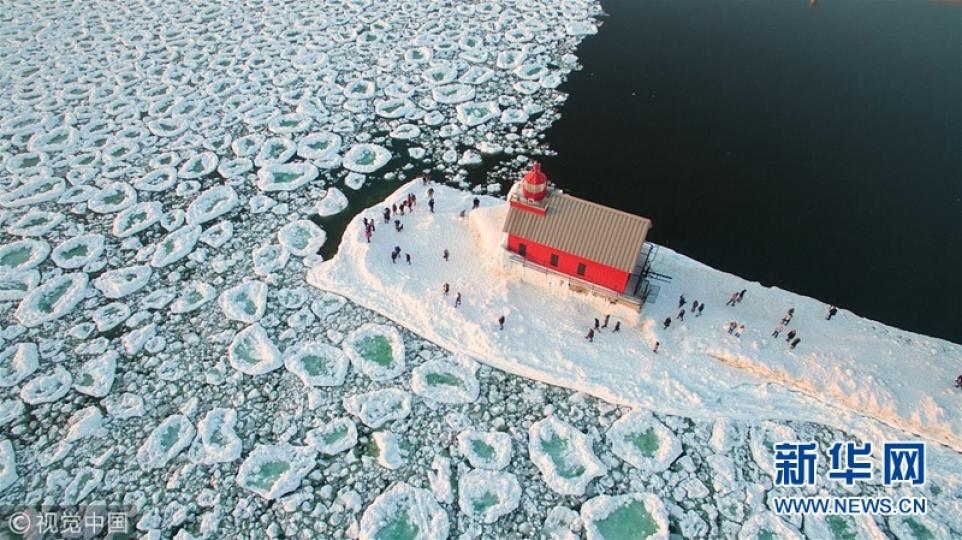 湖上結滿荷葉一樣的冰塊。...
